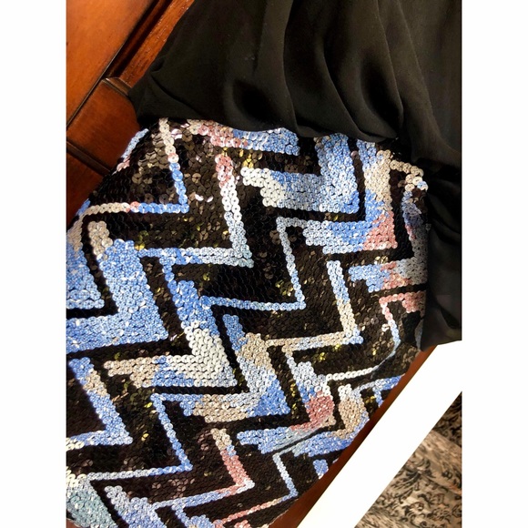 Black/sequin chevron deep V open Back Mini - Picture 2 of 4